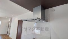 お手入れが簡単なスリム型レンジフードです。調理により発生する油煙や臭いを吸い込み、屋外へ排気してくれます。