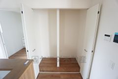 キッチンにはパントリーを設けています。調理家電や食品のストックをすっきりまとめられ、キッチン周りを広々使えます。