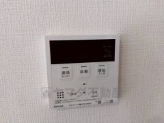 キッチン横からお湯張り、追い炊き、足し湯がボタン一つで楽々操作できる給湯機リモコンです＾＾忙しい夕飯の準備の時間帯に重宝しますね。