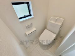 1階2階の2ヶ所にトイレがありますので、忙しい朝にも家族に気を使わず、ゆとりが生まれますね＾＾ 小窓付きで換気する時に便利です＾＾