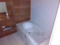 1日の疲れを癒すくつろぎのバスルーム。足を伸ばしてもゆったりと入れるサイズです。お子様と一緒にお風呂に入っても狭くないですね^^