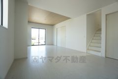 大きな窓のあるリビングは陽光あふれる明るい空間です。居心地良く、ご家族皆がゆったり寛げる憩いの空間となりそうです。