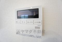 キッチン横からお湯張り、追い炊き、足し湯がボタン一つで楽々操作できる給湯機リモコンです＾＾忙しい夕飯の準備の時間帯に重宝しますね。
