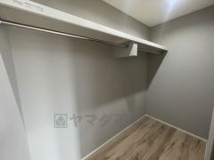 収納力豊富なウォークインクローゼット。洋服や小物などを1箇所にまとめて美しい収納を実現します。