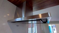 調理により発生する油煙や臭いを吸い込み、屋外へ排気してくれます。