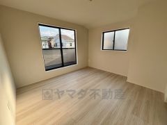 バルコニーに面していて日当たりがよく、寝室としての利用もおすすめです＾＾