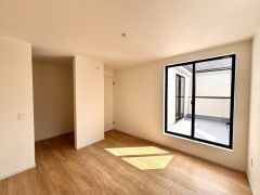 バルコニーに面していて日当たりがよく、寝室としての利用もおすすめです＾＾収納もウォークインクローゼット完備