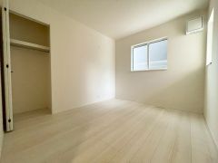 2面採光を確保した明るい室内は、風通しも良く、大変居心地の良い空間となっております。爽やかな風を感じて起きる朝は、快適生活の始まりに。