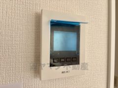 今や必需品となっておりますTVモニター付きインターホンです。録画・再生器のもついており防犯性もばっちりです。キッチン横にありワンタッチで外の方とお話ができますので便利です。