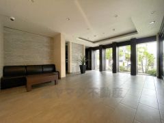 エントランスホールにベンチ付き。業者との短時間の打ち合わせ、住人同士の交流の場としても活用できます。