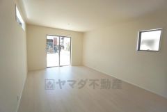 おしゃれなキッチンを中心とした開放的なリビング。お友達や親せきをお招きするのも楽しみです＾＾