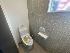 温水洗浄機付トイレです。節水機能もあるので、安心して使えますね。もちろん、1階2階の2ヶ所にトイレがあるので、忙しい朝にもゆとりができますね。