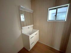 三面鏡つき洗面台。鏡裏にたっぷりとした収納スペースがあります。鏡を閉めてしまえば小物は見えないため、スッキリとした印象の洗面台にできます。