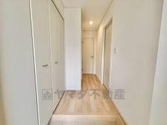 採光の良い明るい玄関。