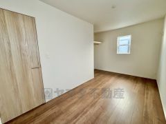 ウォークインクローゼット付き＾＾ハンガーパイプ下にボックスを置いて、枕棚を活用して、たっぷりと収納できそうです＾＾