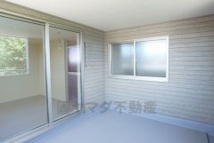 幅広のインナーバルコニーは多少の雨でも洗濯物を守ってくれ、家事を助けてくれること間違いなし。眩しすぎる日差しも和らげます。