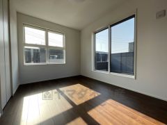 バルコニーに面した洋室です。大きな窓からやわらかな陽が差し込む明るいお部屋です。寝室としてもおすすめです。