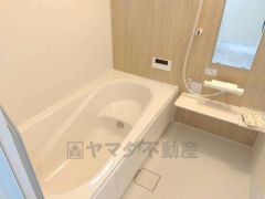 同仕様写真。1日の疲れを癒すくつろぎのバスルーム。足を伸ばしてもゆったりと入れるサイズです。お子様と一緒にお風呂に入っても狭くないですね^^