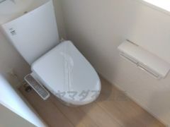 温水洗浄機付トイレです。トイレは2ヶ所設けられているので、来客時にも気兼ねなく使えますね。