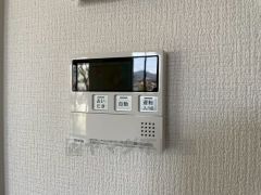 キッチン横からお湯張り、追い炊き、足し湯がボタン一つで楽々操作できる給湯機リモコンです。忙しい夕飯準備の時間帯に重宝しますね。