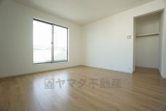 同仕様写真。現況と異なる場合は現況優先です。 バルコニーに面していて日当たりがよく、寝室としての利用もおすすめです＾＾