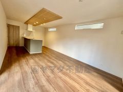 おしゃれなキッチンを中心とした開放的なリビング。