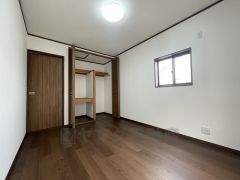 暖かい日差しが差し込む洋室。たっぷり収納できるクローゼット付きでお部屋の中をすっきりと快適に保てます。