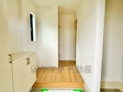 たっぷり収納できるシューズボックスです。家族全員の靴がきれいに整頓できます。棚の上にお花や写真を飾っても良いですね。