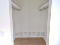 大容量のウォークインクローゼット。季節ごとのお洋服全てを収納できるので、手間のかかる衣替えも楽になりますね＾＾