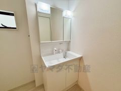 三面鏡にハンドシャワー付きで使いやすい洗面台です＾＾鏡裏と洗面ボウル下に収納付きの洗面台なので、整理整頓ができスッキリと使えます＾＾