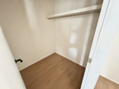 脱衣所の横にはファミリークロークを完備。忙しい朝の身支度がリビングで一気に済ませられます＾＾