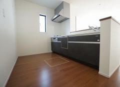 掲載写真は、同一ハウスメーカーの施工事例を使用しています。インテリア・家具等も含め、雰囲気の参考としてご覧ください。実際の物件とは、仕様・設備・色味などが一部異なる場合がございます。