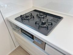 3種類の料理が同時に調理できる、3口ガスコンロ。忙しい朝食やお弁当作りも効率良くお料理できますね＾＾