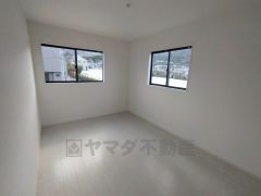 2面採光を確保した明るい室内は、風通しも良く、大変居心地の良い空間となっております。爽やかな風を感じて起きる朝は、快適生活の始まりに。