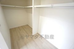 寝室にはハンガーパイプ付きのウォークインクローゼットが設けられています。たっぷり収納できるので衣替えの心配もいりませんね＾＾