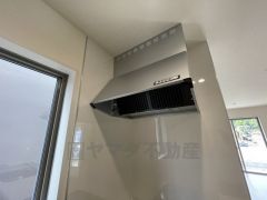 コンロ上には換気扇完備＾＾すぐ横に小窓が設けられているので、換気扇と合わせてWで換気できます＾＾