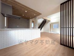 家族が集まる開放的なリビング。思い思いの時間を過ごしたり食事をしたり、素敵な団らんの場になりますね。