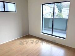 バルコニーに面していて日当たりがよく、寝室としての利用もおすすめです＾＾ ウォークインクローゼットが設けられているので、すっきりと整理整頓でき気持ちよく過ごせます＾＾