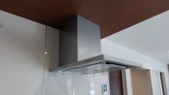 お手入れが簡単なスリム型レンジフードです。調理により発生する油煙や臭いを吸い込み、屋外へ排気してくれます。