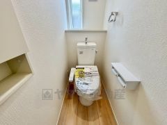 ウォシュレット付きトイレです。1階2階の2ヶ所にトイレがあるので、忙しい朝にもゆとりができますね＾＾ 温水洗浄便座リモコン付き。