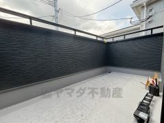 陽当たりの良いバルコニーです。お洗濯やお布団干しはもちろん、日光浴スペースにも。足元は防水工事施工済です。