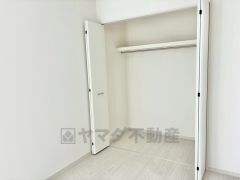 洋室についている大きなクローゼット。洋服や雑貨を収納でき、すっきりとした空間に。