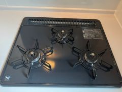 3種類の料理が同時に調理できる、3口ガスコンロ。忙しい夕食の支度時間が短縮できて効率よくお料理が楽しめます。