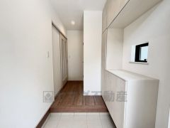 採光も考えられた明るい玄関です。たっぷり収納できるシューズボックス付きなので、家族全員の靴がきれいに整頓できます。