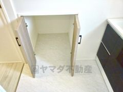 階段下の空間を有効活用した収納スペースです。