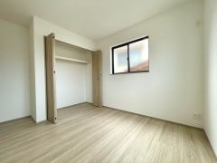 大きめのクローゼットがついた使いやすい洋室です。すっきりと整理整頓できるので気持ちよくすごせます＾＾