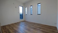 2面採光を確保した明るい室内は、風通しも良く、大変居心地の良い空間となっております。爽やかな風を感じて起きる朝は、快適生活の始まりに。