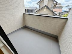 陽当たりの良いバルコニーです。お洗濯やお布団干しはもちろん、日光浴スペースにも。足元は防水工事施工済です。