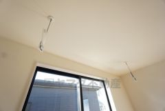 居室には室内干しができる物干し台が天井から設置されていて梅雨時期などにとても便利です。