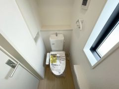窓付きのトイレは換気もしやすく清潔に使えます＾＾ ウォシュレット、暖房便座、節電・節水機能など、使い勝手のよい高機能トイレです。